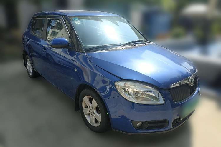 Used Skoda Fabia 2008 1.4L Manual Crystal Edition Front Right 45 Deg