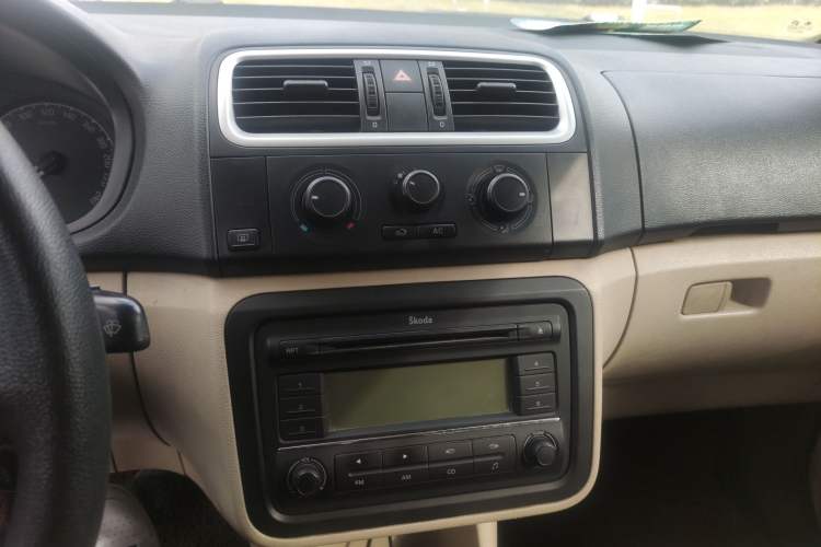 Used Skoda Fabia 2008 1.4L Manual Crystal Edition Audio And AC Panel