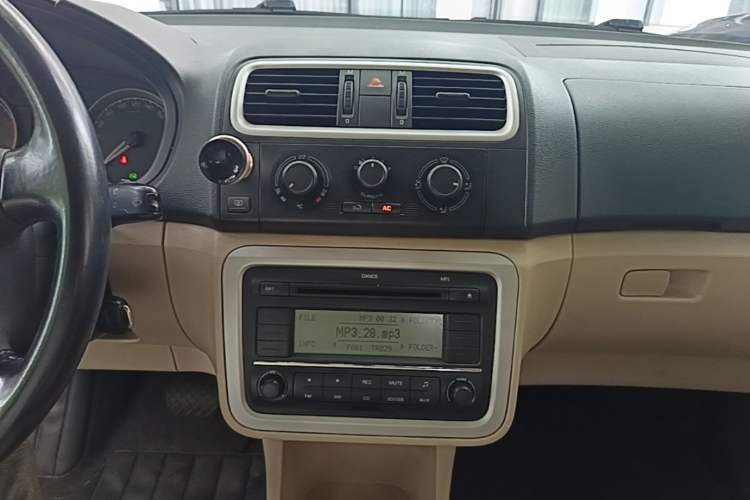 Used Skoda Fabia 2008 1.6L Automatic Crystal Edition Audio And AC Panel