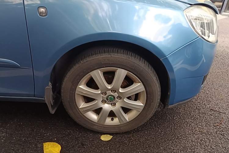 Used Skoda Fabia 2008 1.6L Automatic Crystal Edition Right Front Wheel Hub