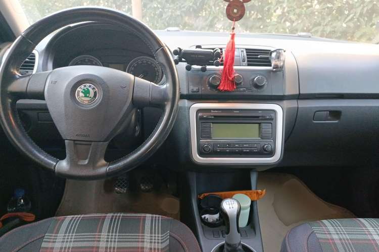 Used Skoda Fabia 2008 1.6L Manual Crystal Edition Center Console
