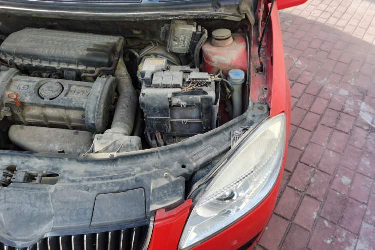 Used Skoda Fabia 2008 1.6L Manual Crystal Edition Engine Bay Left