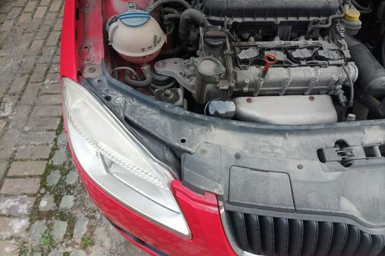 Used Skoda Fabia 2008 1.4L Manual Crystal Edition Engine Bay Right