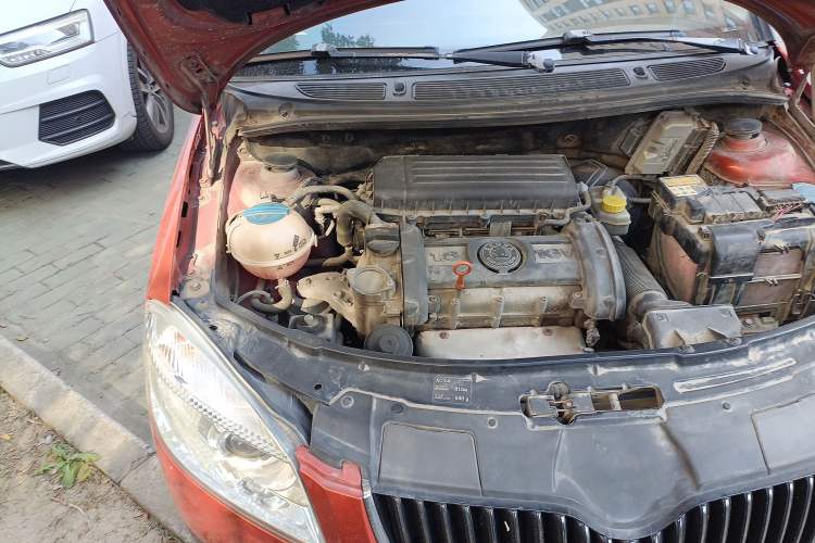 Used Skoda Fabia 2008 1.6L Manual Crystal Edition Engine Bay Right