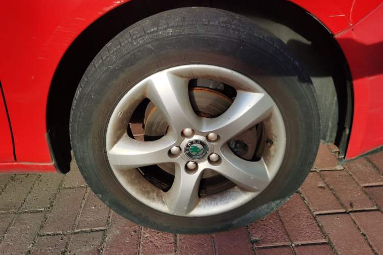 Used Skoda Fabia 2008 1.6L Manual Crystal Edition Right Front Wheel Hub