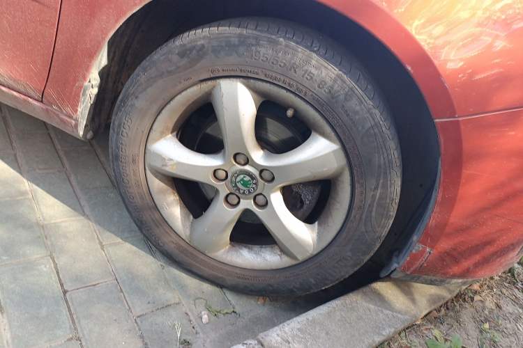 Used Skoda Fabia 2008 1.6L Manual Crystal Edition Right Front Wheel Hub