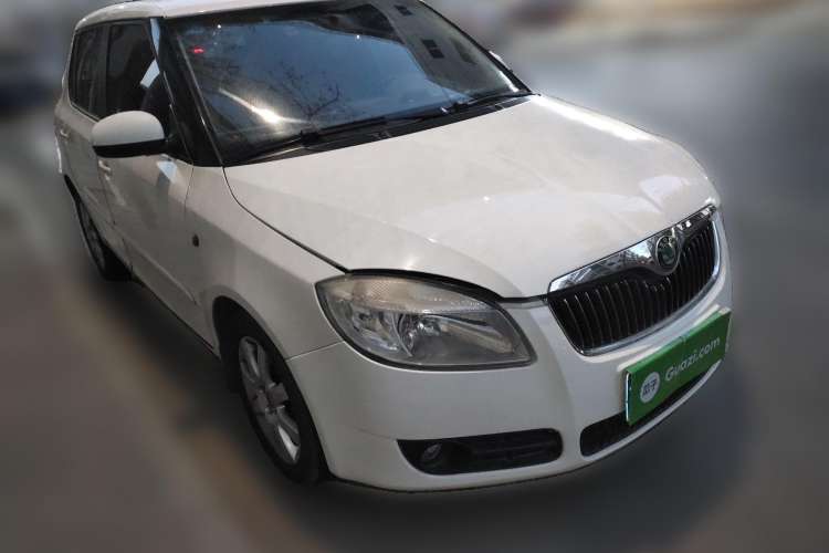 Used Skoda Fabia 2008 1.6L Automatic Crystal Edition Front Right 45 Deg