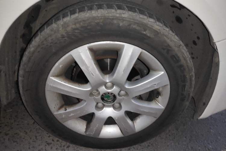 Used Skoda Fabia 2008 1.6L Automatic Crystal Edition Right Front Wheel Hub