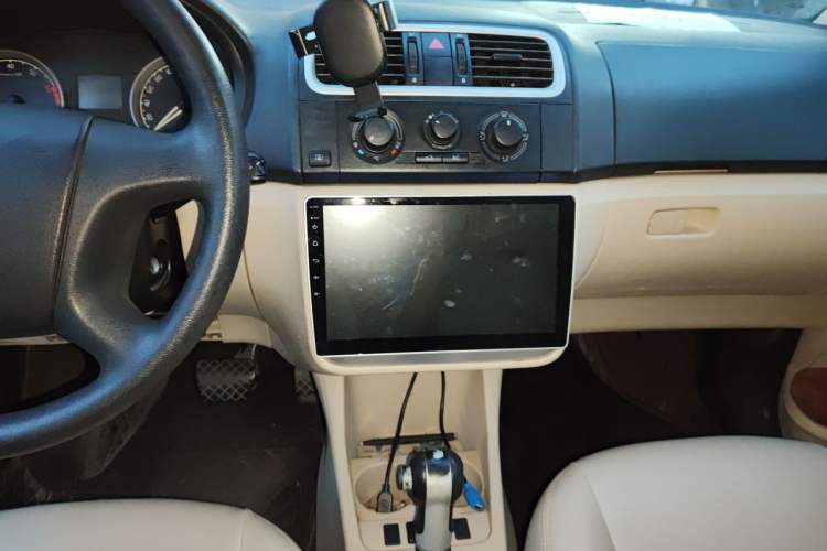 Used Skoda Fabia 2009 1.6L Automatic Crystal Edition Audio And AC Panel