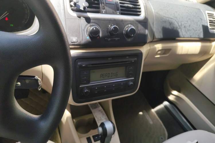 Used Skoda Fabia 2009 1.4L Automatic Crystal Edition Audio And AC Panel