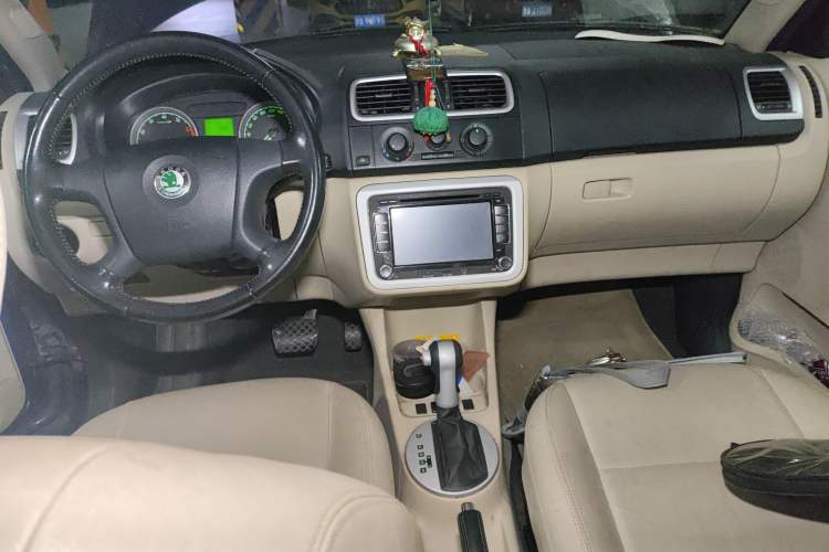 Used Skoda Fabia 2009 1.6L Automatic Crystal Edition Center Console