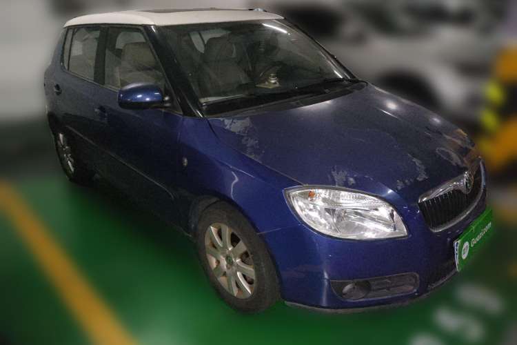 Used Skoda Fabia 2009 1.6L Automatic Crystal Edition Front Right 45 Deg