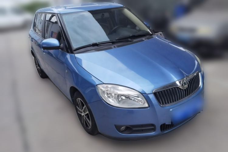 Used Skoda Fabia 2009 1.4L Automatic Crystal Edition Front Right 45 Deg