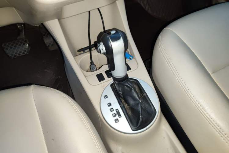 Used Skoda Fabia 2009 1.6L Automatic Crystal Edition Gear Lever