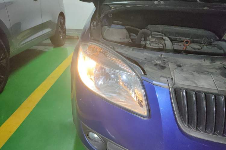 Used Skoda Fabia 2009 1.6L Automatic Crystal Edition Right Front Headlight