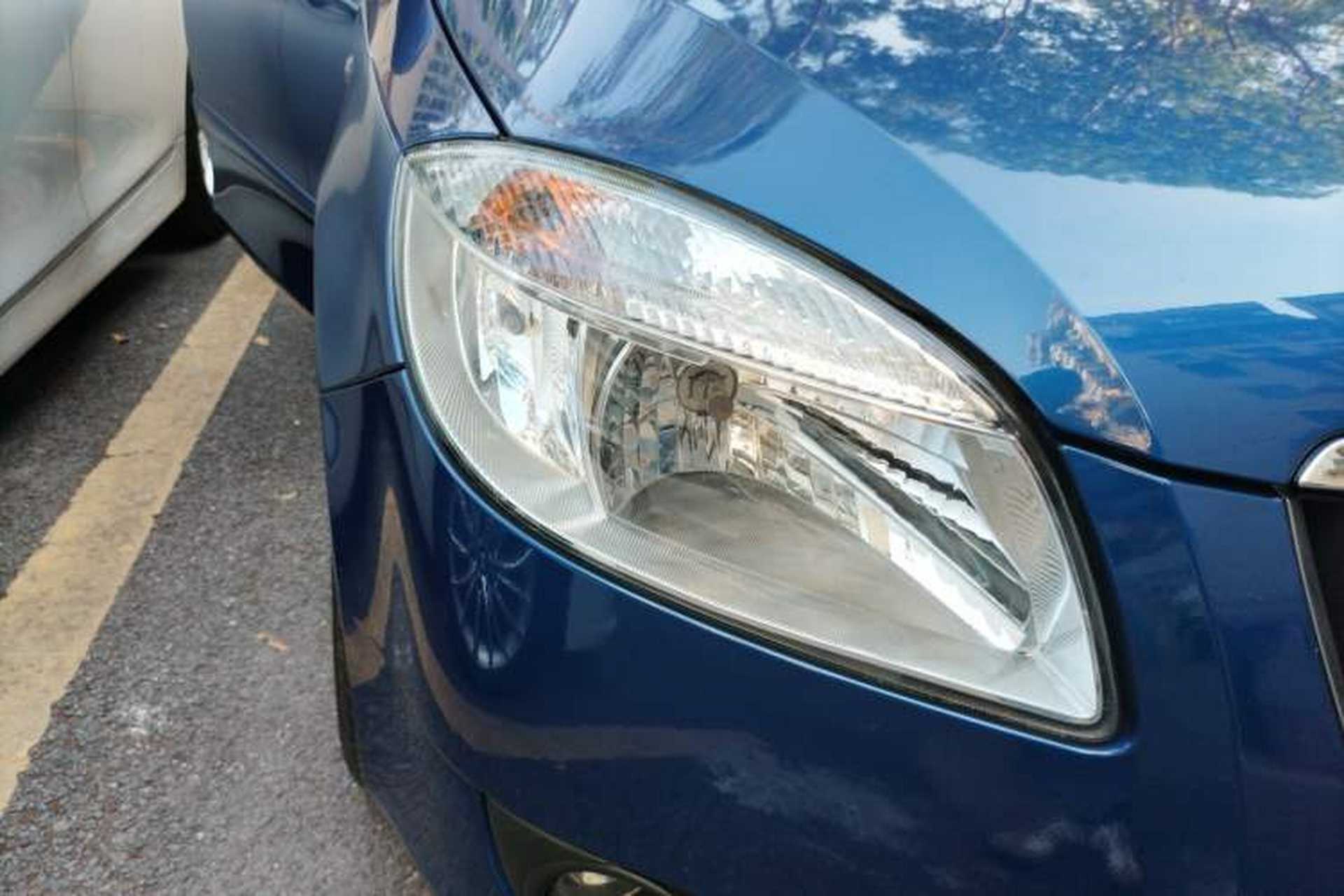 Used Skoda Fabia 2009 1.6L Automatic Crystal Edition Right Front Headlight