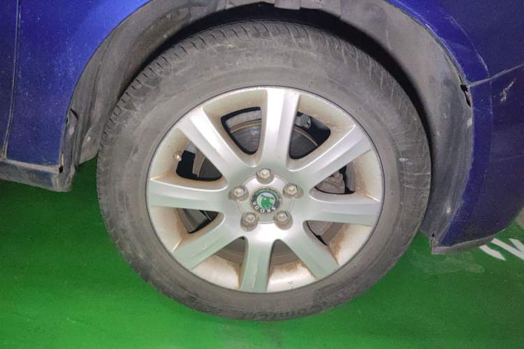Used Skoda Fabia 2009 1.6L Automatic Crystal Edition Right Front Wheel Hub