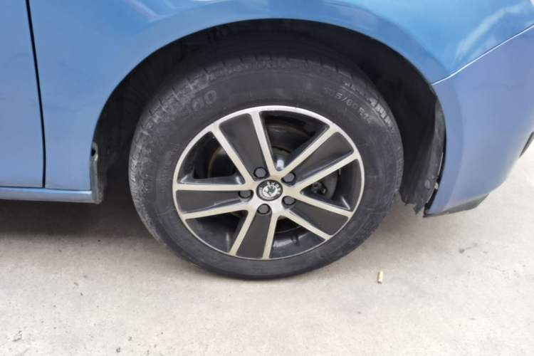 Used Skoda Fabia 2009 1.4L Automatic Crystal Edition Right Front Wheel Hub