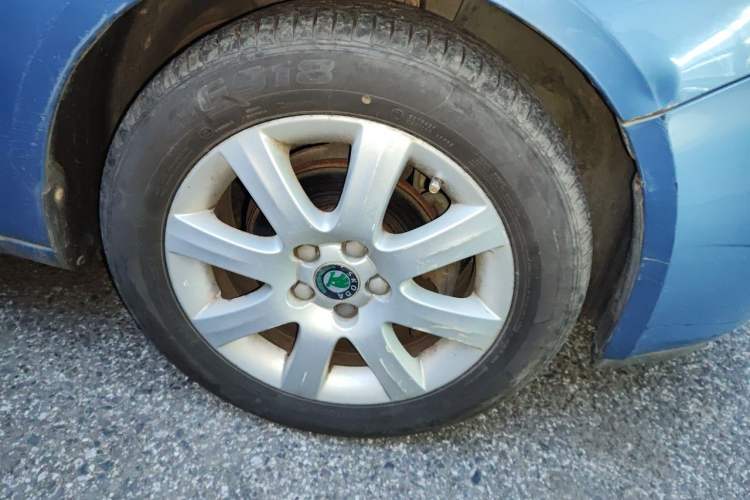 Used Skoda Fabia 2009 1.6L Automatic Crystal Edition Right Front Wheel Hub