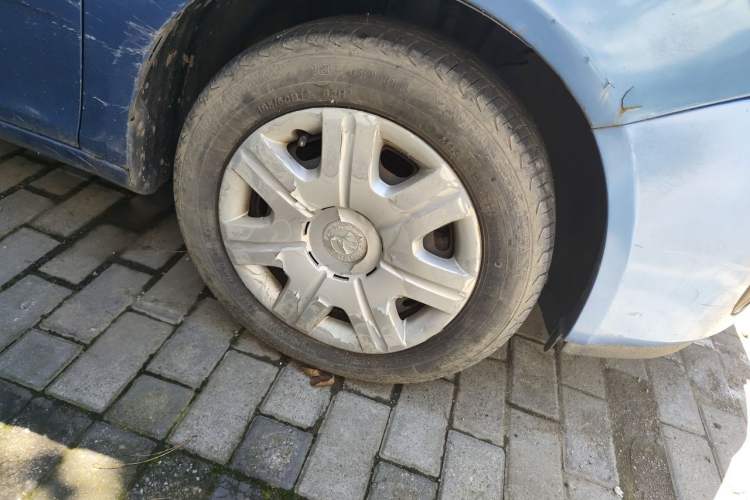 Used Skoda Fabia 2009 1.4L Automatic Crystal Edition Right Front Wheel Hub