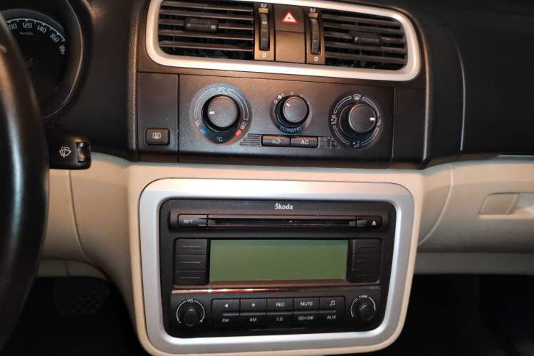 Used Skoda Fabia 2009 1.6L Automatic Crystal Edition Audio And AC Panel