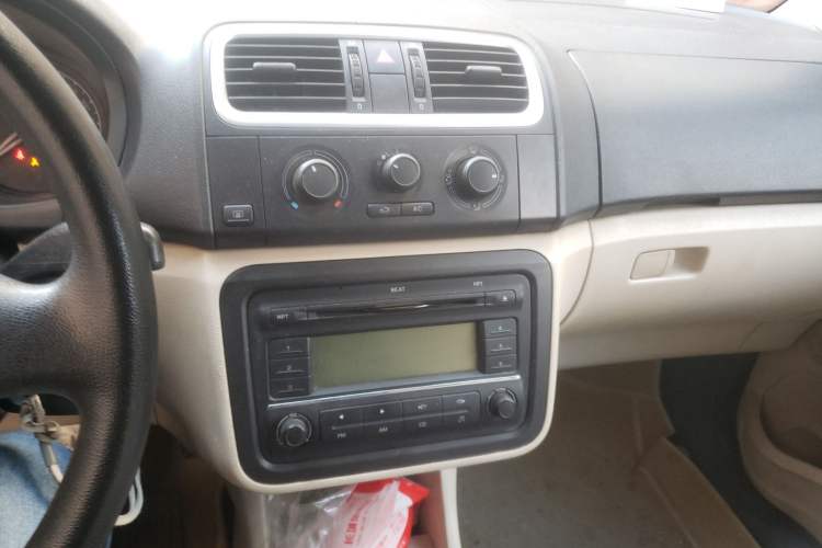 Used Skoda Fabia 2009 1.4L Automatic Crystal Edition Audio And AC Panel