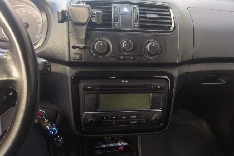 Used Skoda Fabia 2009 1.6L Automatic Crystal Edition Audio And AC Panel