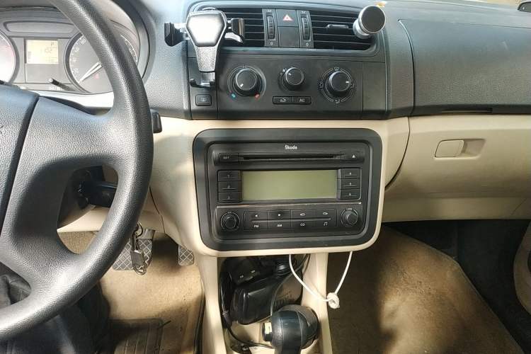 Used Skoda Fabia 2009 1.4L Automatic Crystal Edition Audio And AC Panel