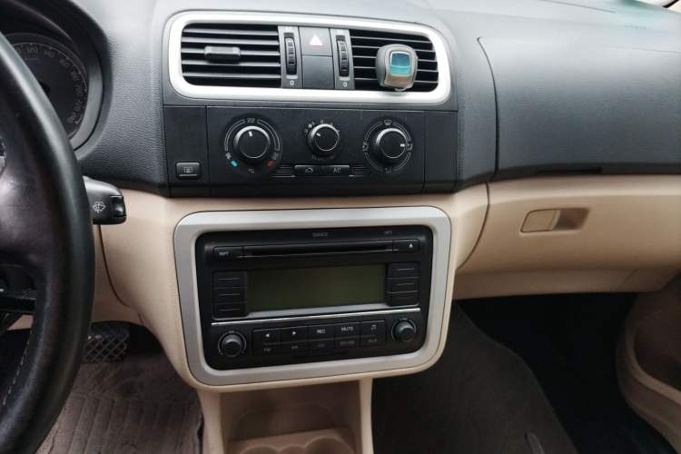 Used Skoda Fabia 2009 1.6L Automatic Crystal Edition Audio And AC Panel