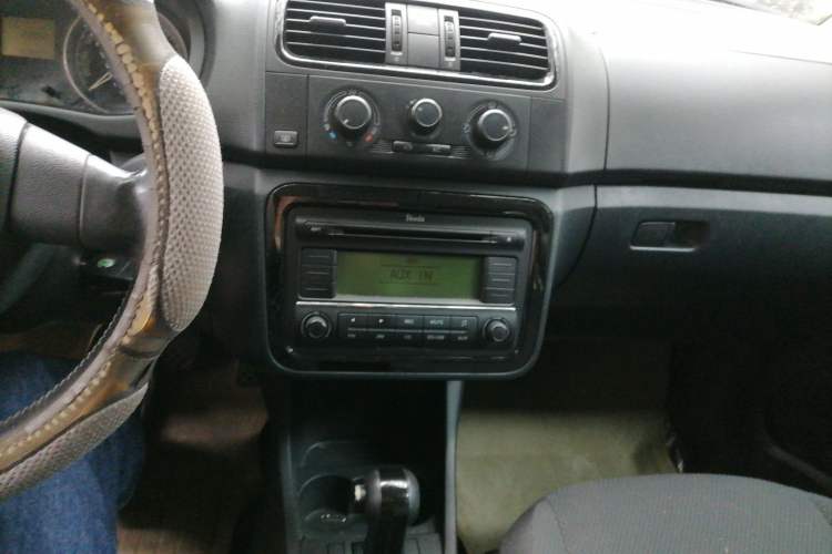 Used Skoda Fabia 2009 1.6L Automatic Crystal Edition Audio And AC Panel