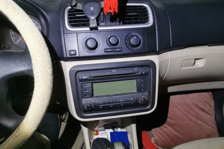 Used Skoda Fabia 2009 1.4L Automatic Crystal Edition Audio And AC Panel