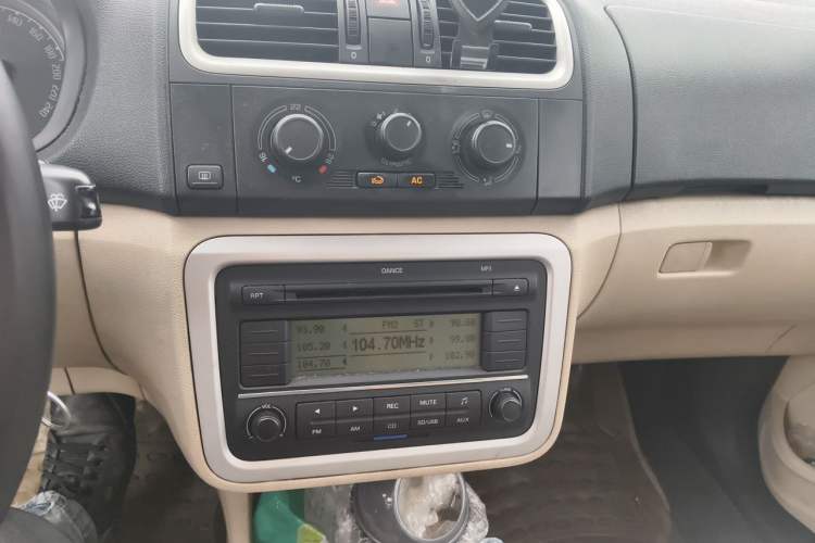 Used Skoda Fabia 2009 1.6L Automatic Crystal Edition Audio And AC Panel