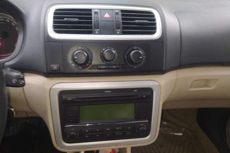 Used Skoda Fabia 2009 1.6L Automatic Crystal Edition Audio And AC Panel