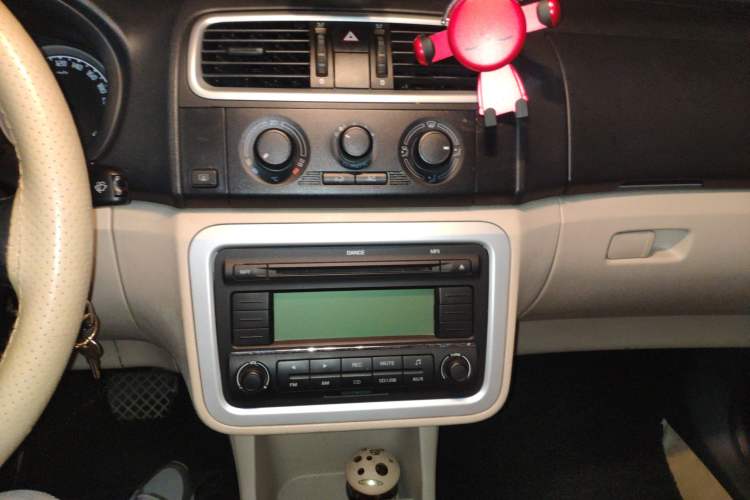 Used Skoda Fabia 2009 1.6L Automatic Crystal Edition Audio And AC Panel