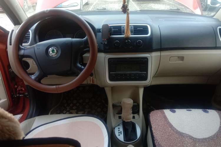 Used Skoda Fabia 2009 1.6L Automatic Crystal Edition Center Console