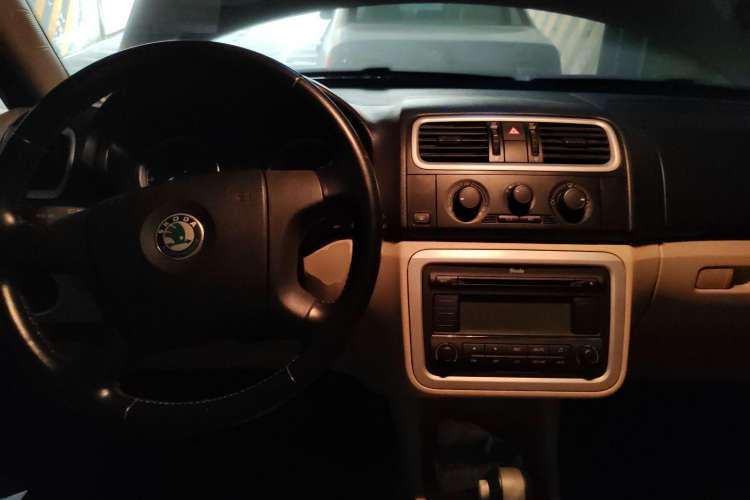 Used Skoda Fabia 2009 1.6L Automatic Crystal Edition Center Console