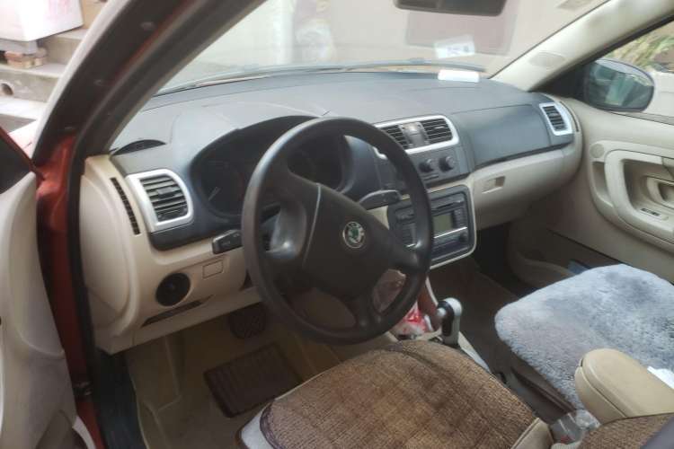 Used Skoda Fabia 2009 1.4L Automatic Crystal Edition Center Console