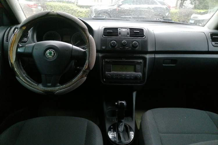 Used Skoda Fabia 2009 1.6L Automatic Crystal Edition Center Console