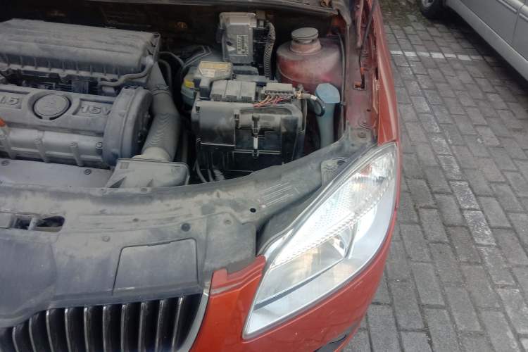 Used Skoda Fabia 2009 1.6L Automatic Crystal Edition Engine Bay Left