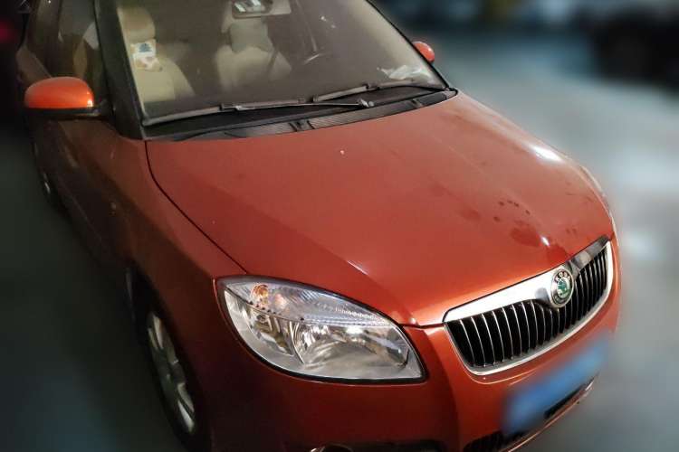 Used Skoda Fabia 2009 1.6L Automatic Crystal Edition Front Right 45 Deg
