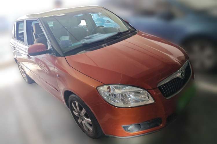 Used Skoda Fabia 2009 1.6L Automatic Crystal Edition Front Right 45 Deg
