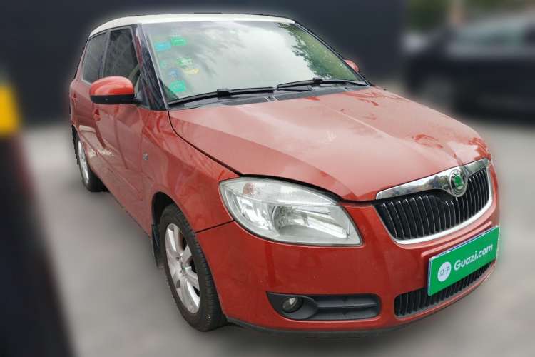 Used Skoda Fabia 2009 1.6L Automatic Crystal Edition Front Right 45 Deg