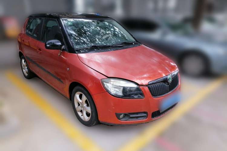 Used Skoda Fabia 2009 1.6L Automatic Crystal Edition Front Right 45 Deg