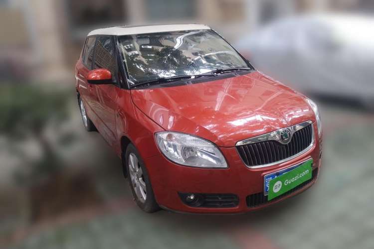Used Skoda Fabia 2009 1.6L Automatic Crystal Edition Front Right 45 Deg