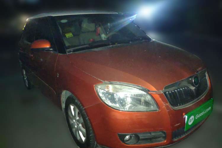 Used Skoda Fabia 2009 1.6L Automatic Crystal Edition Front Right 45 Deg