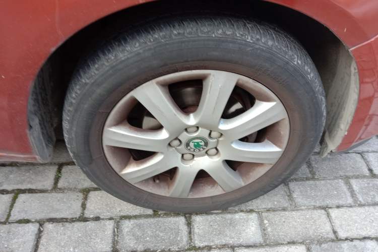 Used Skoda Fabia 2009 1.6L Automatic Crystal Edition Right Front Wheel Hub