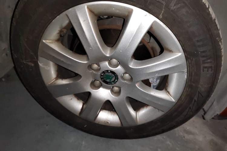 Used Skoda Fabia 2009 1.6L Automatic Crystal Edition Right Front Wheel Hub