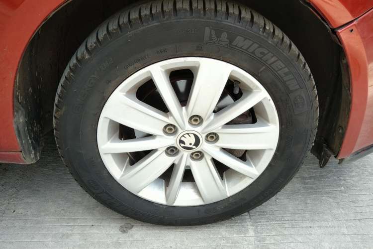 Used Skoda Fabia 2009 1.4L Automatic Crystal Edition Right Front Wheel Hub