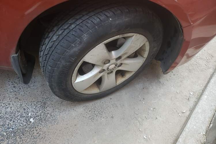Used Skoda Fabia 2009 1.4L Automatic Crystal Edition Right Front Wheel Hub