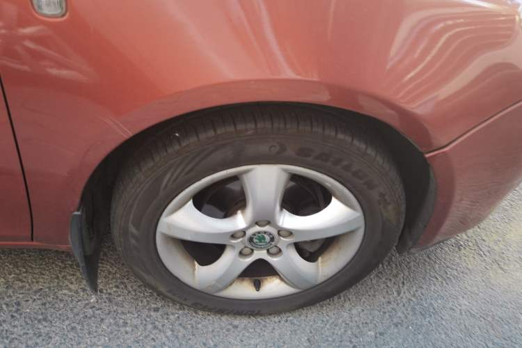 Used Skoda Fabia 2009 1.6L Automatic Crystal Edition Right Front Wheel Hub